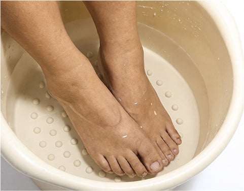 APUREE-clean-and-dry-affected-toenail-before-patch-use