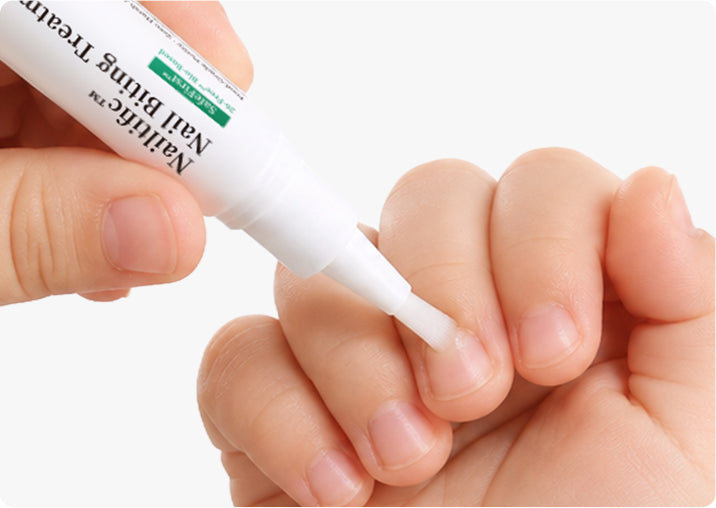 Applying APUREE Nail Biting Treatment Pen evenly to children’s nails